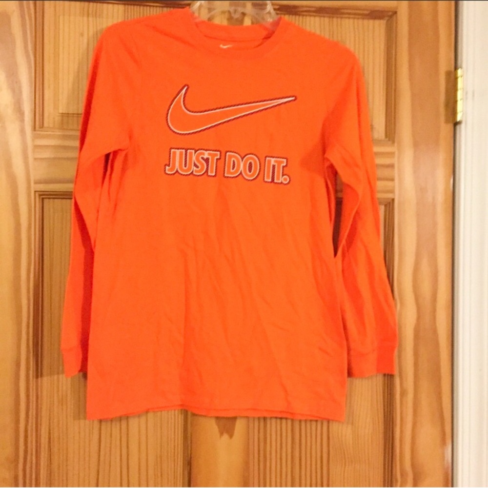 Like new! Boys Nike long sleeve shirt